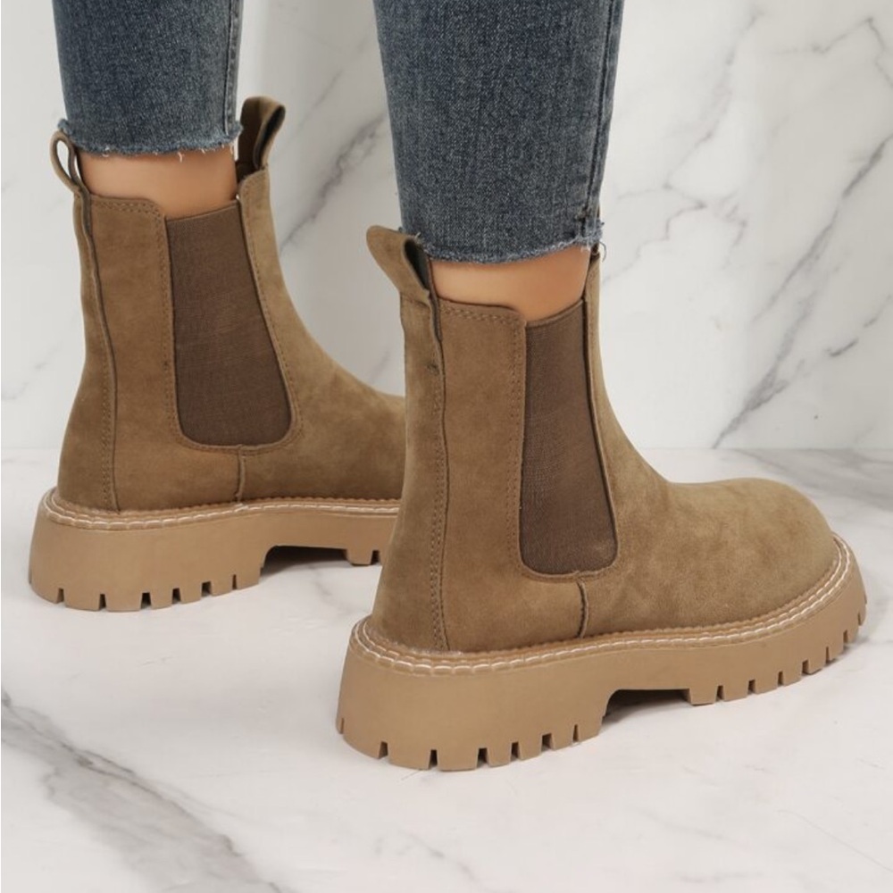 Universal thread taupe lug sole Chelsea boot  size 10 faux suede - Picture 2 of 11